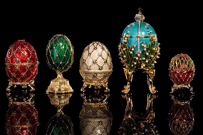 Trứng Fabergé là một trong những  bảo vật quý hiếm nổi tiếng thế giới, Chúng là sản phẩm của hãng kim hoàn danh tiếng bậc nhất nước Nga thuộc dòng họ Fabergé. Những quả trứng Fabergé được các nghệ nhân chế tác dựa trên hình tượng của trứng chim Công.