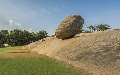 Krishna’s Butter Ball (viên bơ của thần Krishna) là  tảng đá hơn 200 tấn nằm ở Mahabalipuram, Ấn Độ được nhiều người biết đến với khả năng thăng bằng bất ngờ. Dù nằm chông chênh trên sườn dốc 45 độ suốt hàng ngàn năm nhưng tảng đá này chưa bao giờ bị đổ.