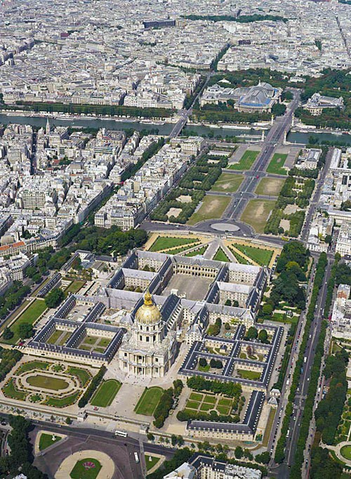 Điện Invalides ở thủ đô Paris, Pháp là một trong những địa điểm du lịch nổi tiếng thế giới. Mỗi năm, hàng triệu du khách ghé thăm nơi này để chiêm ngưỡng một trong những tuyệt tác kiến trúc nổi tiếng bậc nhất của thành phố Paris hoa lệ. Đặc biệt, đây là nơi đặt lăng mộ của  hoàng đế Napoleon Bonaparte.