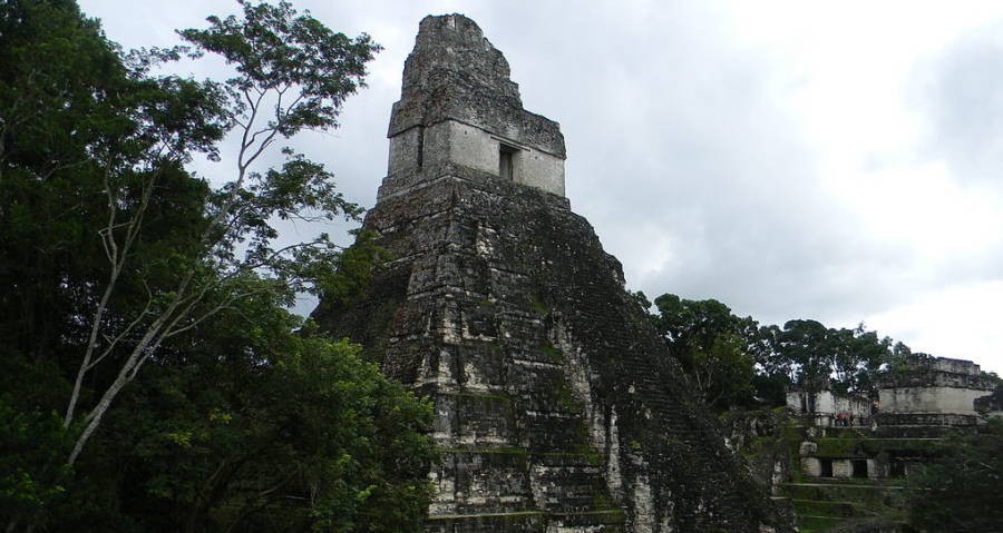  Nền văn minh Maya tồn tại ở vùng đất ngày nay là Guatemala. Đế chế này phát triển cực thịnh vào thế kỷ 6. Tuy nhiên, đến năm 900, hầu hết các thành phố của người Maya bị bỏ hoang. Theo đó, nền văn minh này sụp đổ để lại nhiều bí ẩn lớn.