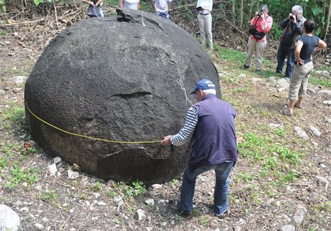 Gần 300  quả cầu đá ở Costa Rica còn được dân địa phương gọi là Las Bolas trở thành một trong những bí ẩn cổ xưa khó giải nhất thế giới. Những quả cầu đá lần đầu tiên được phát hiện vào cuối thế kỷ 19 và có niên đại vào khoảng năm 600.