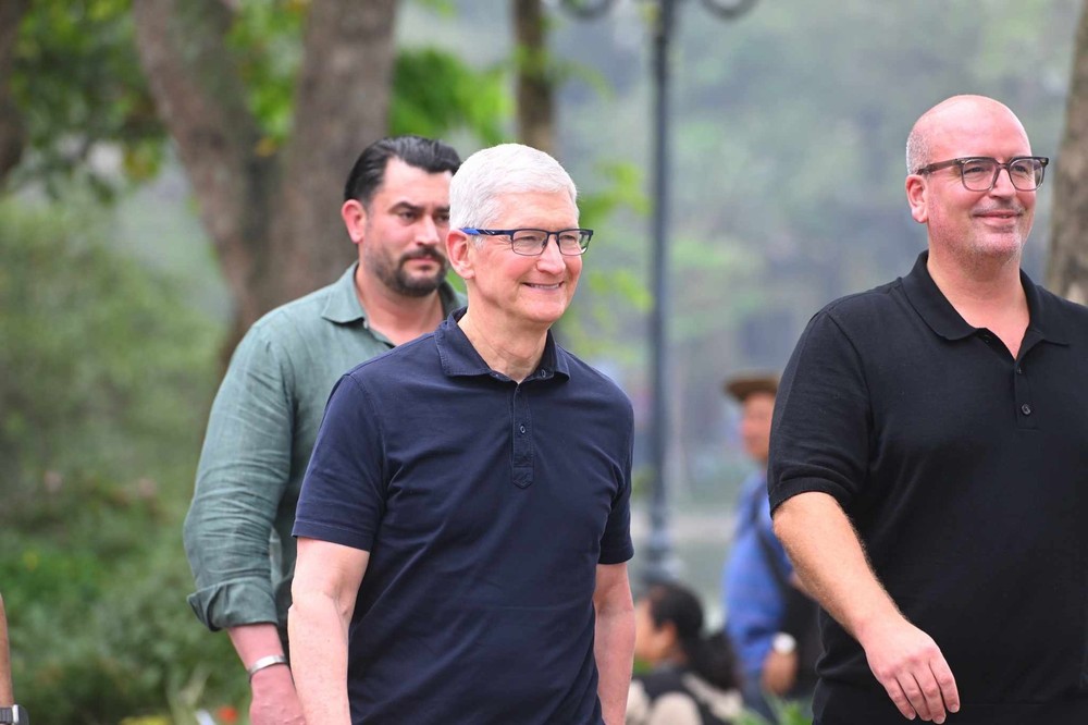 Sáng ngày 15/4,  CEO Apple Tim Cook được bắt gặp khi đi dạo ở hồ Hoàn Kiếm. Ông xuất hiện với chiếc áo polo đầy trẻ trung và năng động. Ảnh: Phạm Duy.