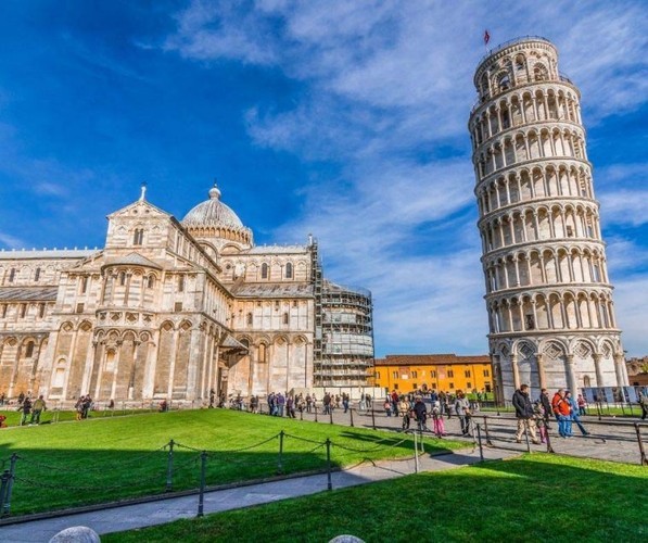  Tháp nghiêng Pisa của Italy là một trong những công trình nổi tiếng nhất thế giới. Nằm tại thành phố Pisa, Italy, công trình này cao 55,86m tính từ mặt đất tới nóc bên thấp, cao 56,70m nếu tính từ mặt đất tới nóc bên cao và nặng 16.000 tấn.