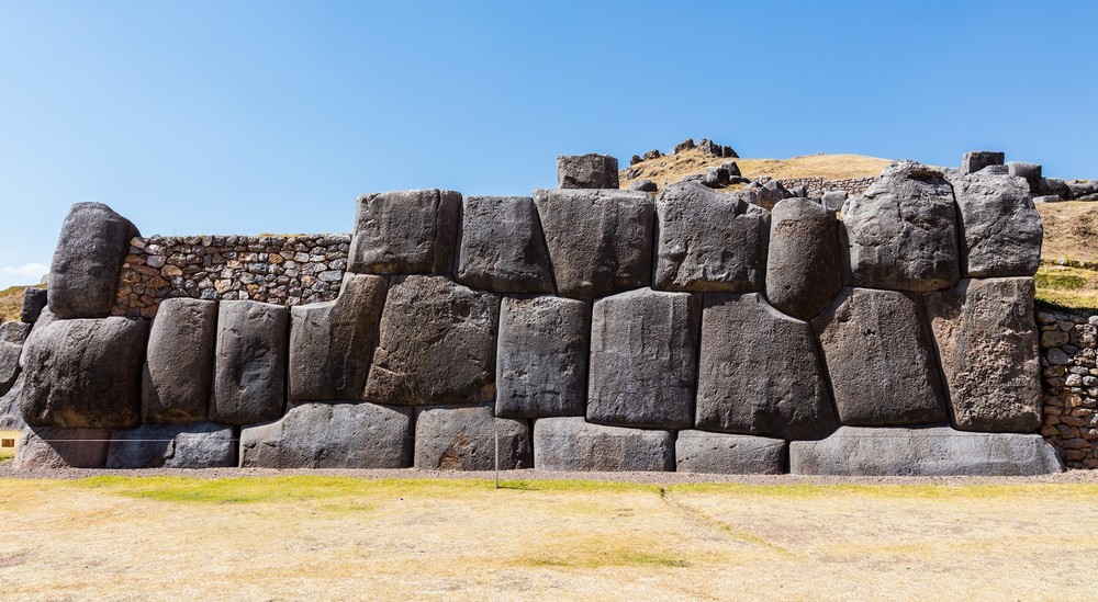 Tàn tích Saksaywaman  bí ẩn nằm ở vùng ngoại ô phía bắc của thành phố cổ Cusco, Peru được cho có thể là một phần của một pháo đài có từ thời tiền Inca. Theo các chuyên gia, hiện công trình này chỉ còn 1/4 cấu trúc ban đầu.