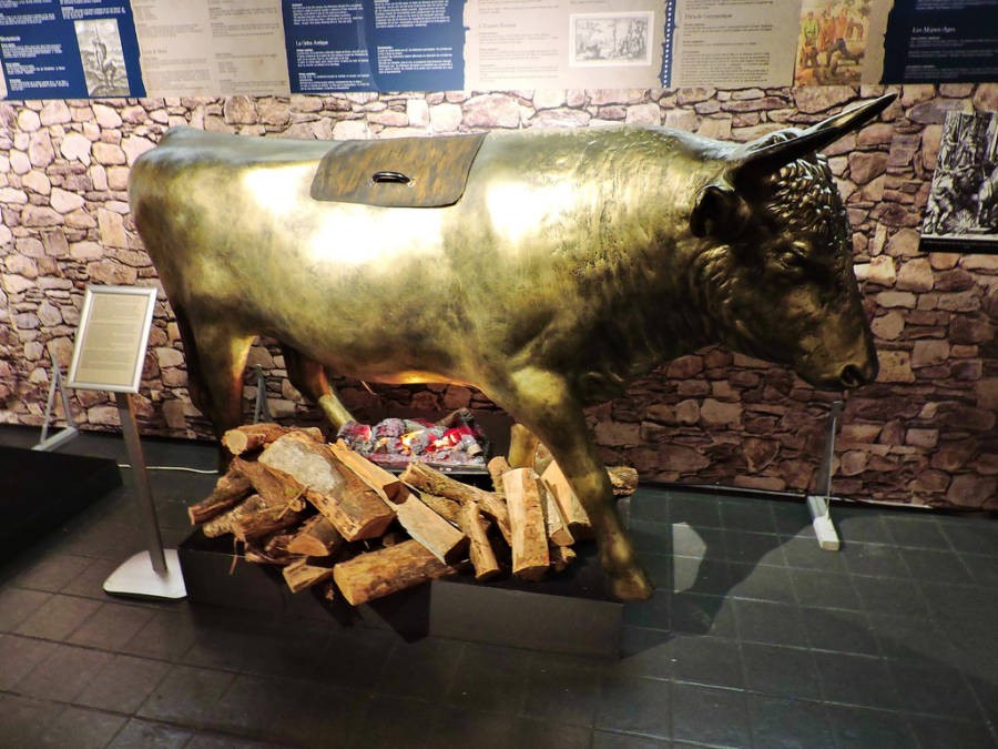 Chú bò dũng cảm ("Brazen Bull") là một trong những  kiểu tra tấn kinh hoàng được sử dụng vào thời Trung cổ. Cỗ máy tra tấn này được thiết kế trông giống một con bò thật nhưng rỗng ruột bên trong. Nó được chế tạo bằng đồng, có một cánh cửa để đưa phạm nhân vào.