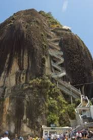  Tảng đá cổ nặng khoảng 10 tấn Piedra Del Peñol ở thị trấn Guatapé, Antioquia, Colombia trong tiếng Tây Ban Nha có nghĩa là “Đá của Guatapé". Người ta còn gọi tảng đá này với cái tên đơn giản là “La Piedra”.