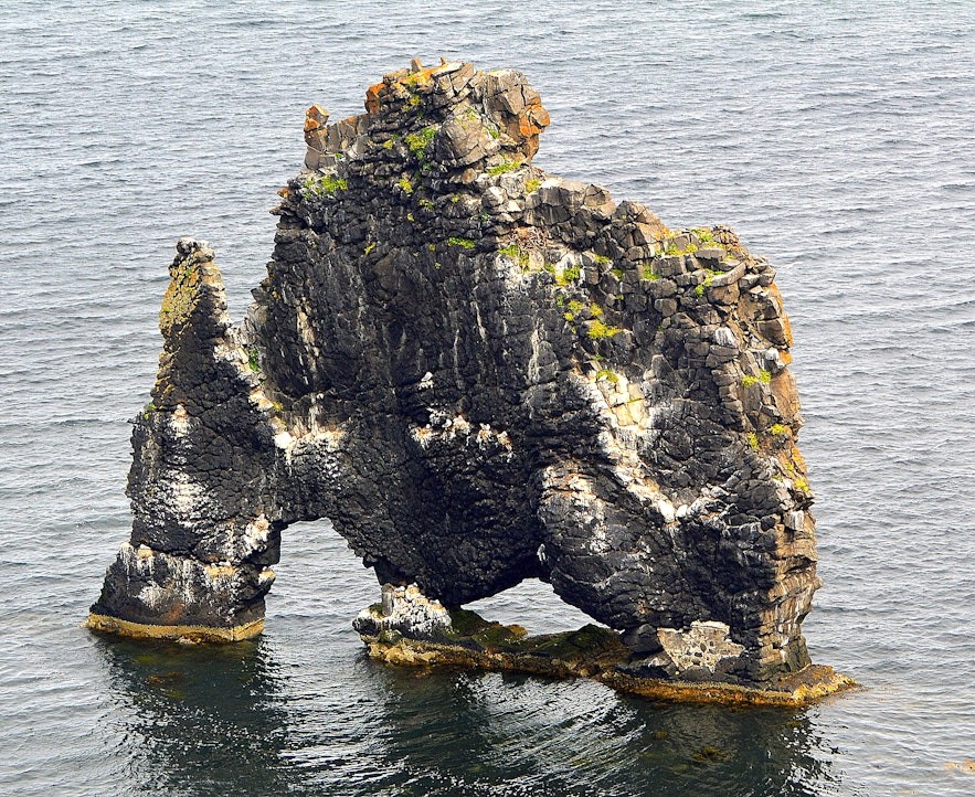 Nằm trên vịnh Húnaflói thuộc bán đảo Vatnsnes, Iceland,  khối đá khổng lồ có tên Hvitserkur gây chú ý với hình dáng độc đáo giống quái thú.