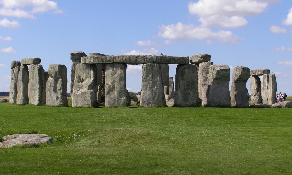  Bãi đá cổ Stonehenge ở Salisbury, Wiltshire, Anh là địa điểm du lịch nổi tiếng thế giới. Mỗi năm, nhiều du khách trong nước và quốc tế ghé thăm công trình tượng đài cự thạch có niên đại khoảng 4.000 - 5.000 tuổi.