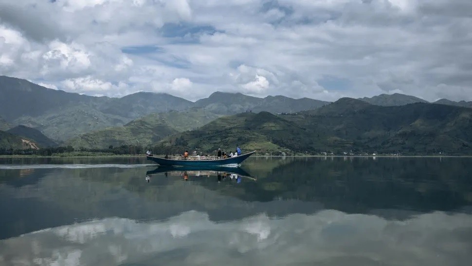 Hồ Kivu là một trong những  hồ nước lớn ở châu Phi nằm vắt qua ranh giới mảng kiến tạo gọi là Đới tách giãn Đông Phi. Trong đới tách giãn, mảng kiến tạo Somalia dịch về phía Đông, cách xa khỏi phần còn lại của lục địa trên mảng kiến tạo Nubia (hay còn gọi là mảng kiến tạo châu Phi).