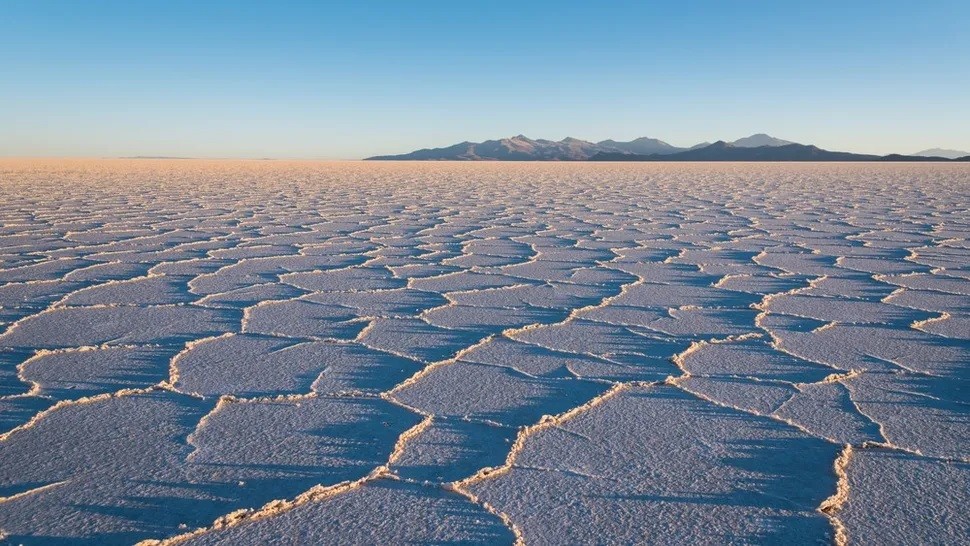  Sa mạc muối lớn nhất Trái đất Salar de Uyuni trải dài khoảng 10.400 km2 trên cao nguyên Andes. Salar de Uyuni có độ cao trung bình 3.660m phía trên mực nước biển. Tuy nhiên, không phải lúc nào nơi đây cũng như vậy.