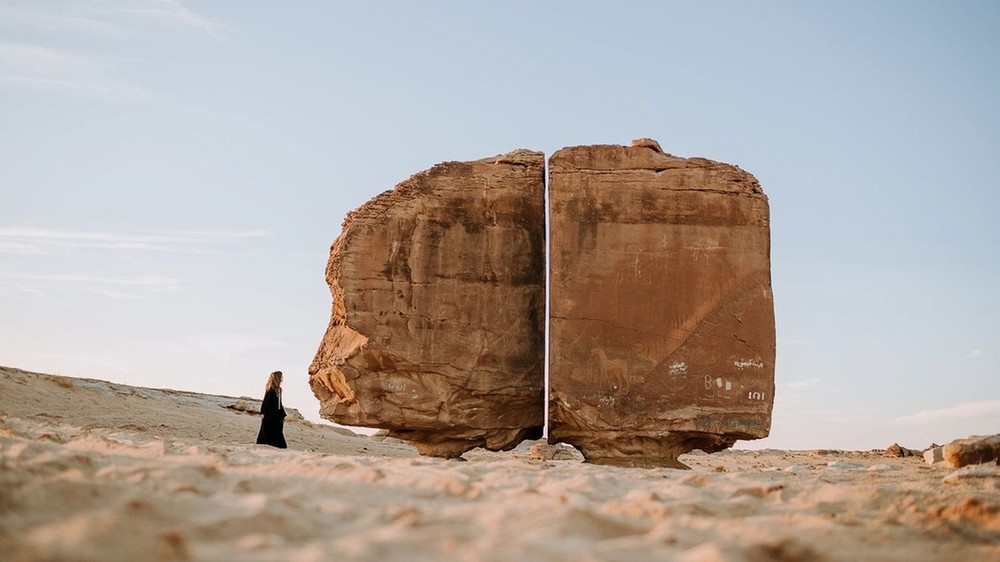  Khối đá sa thạch bí ẩn nhất Arab Saudi có tên Al Naslaa. Với chiều cao 6m, tảng đá này nằm trên 2 bệ đỡ nhỏ nhưng đứng vững suốt nhiều thế kỷ qua. Đặc biệt, ở chính giữa khối đá Al Naslaa có một vết cắt hoàn hảo giống như bằng vũ khí laser. Nhiều chuyên gia, nhà nghiên cứu đã nỗ lực giải mã bí ẩn này.