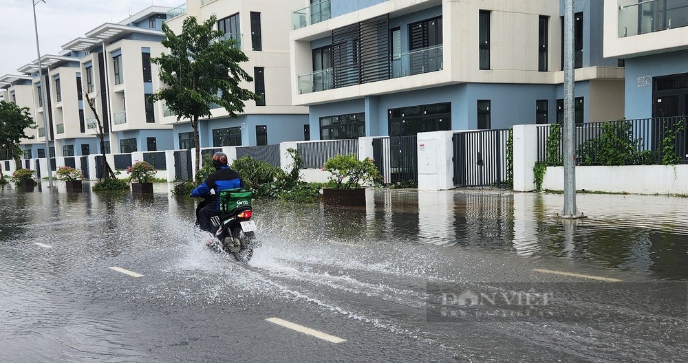 Khu đô thị Dương Nội ở quận Hà Đông của chủ đầu tư là Tập đoàn Nam Cường có nhiều vị trí ngập lụt sau mưa, ảnh hưởng đến chất lượng của những  biệt thự có giá triệu USD. Ảnh: Thái Nguyễn