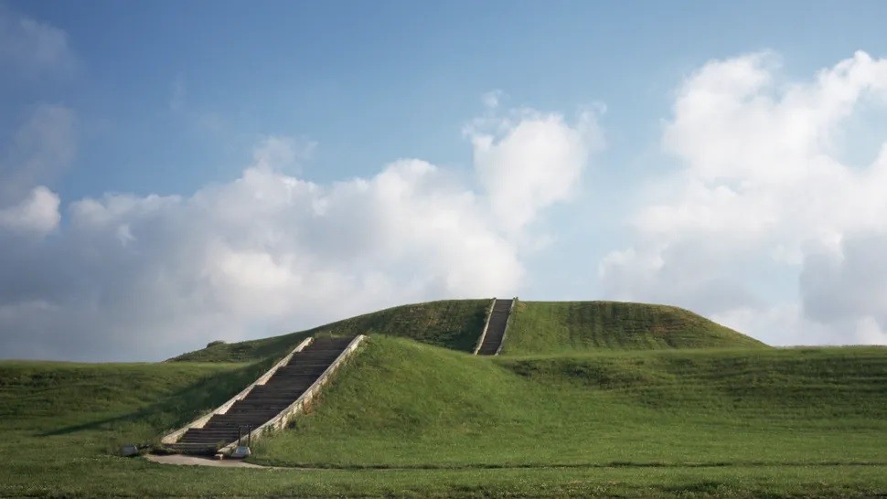  Thành phố lớn nhất thời tiền Columbus ở Bắc Mỹ là Cahokia (ngày nay là bang Illinois của Mỹ). Theo các nhà nghiên cứu, thổ dân da đỏ đã xây dựng thành phố Cahokia vào khoảng 4 thế kỷ trước khi Columbus tìm ra châu Mỹ. Khi Columbus tới châu Mỹ, thành phố này đã bị bỏ hoang.