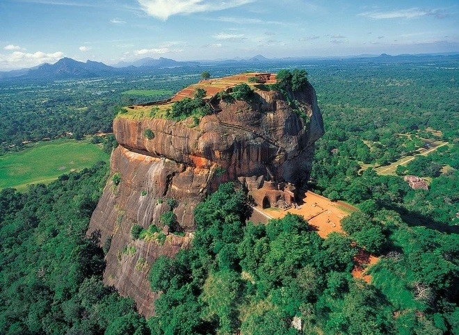 Pháo đài Sigiriya còn được gọi "lâu đài trên bầu trời" là địa điểm du lịch hấp dẫn du khách. Sigiriya có nghĩa là " tảng đá của sư tử" (Lion Rock). Nơi đây được UNESCO công nhận là di sản thế giới vào năm 1982. Ảnh: Dreamstime.