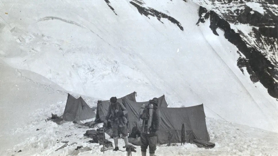 Nhà leo núi Andrew Comyn "Sandy" Irvine (phải ảnh) và George Mallory (trái ảnh) đã mất tích vào tháng 6 năm 1924 khi cố gắng trở thành những người đầu tiên chinh phục  đỉnh Everest - đỉnh núi cao nhất thế giới. Ảnh: Noel E. Odell/Royal Geographical Society qua Getty Images.