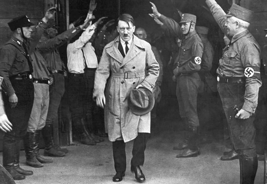  Trùm phát xít Hitler đứng đầu chính quyền Đức quốc xã từ năm 1933 - 1945. Trong 12 năm nắm quyền, nhà độc tài đã đưa ra nhiều quyết định sai lầm lớn bao gồm xâm lược Liên Xô, tuyên chiến với Mỹ, do dự ở Normandy...