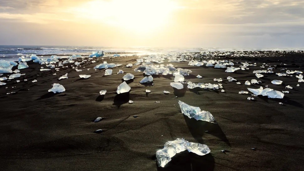 " Bãi biển kim cương" (Diamond Beach) ở Iceland hấp dẫn du khách bởi dải cát đen tuyền phủ đầy những tảng băng lớn lấp lánh như những viên kim cương khổng lồ. Trong tiếng Iceland, bãi biển này được gọi là Breiðamerkursandur. Ảnh: John Michaels via Alamy.