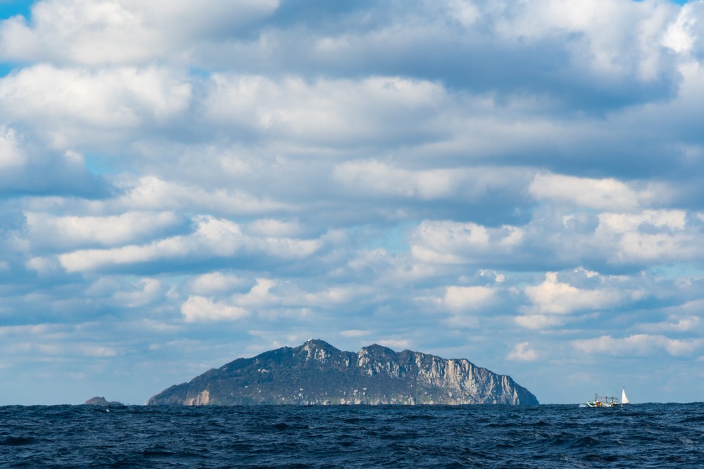 Nằm ngoài khơi thành phố Munakata, tỉnh Fukuoka, Nhật Bản, đảo Okinoshima có diện tích khoảng 700 m2.  Hòn đảo này đã được Tổ chức Giáo dục, Khoa học và Văn hóa Liên Hiệp Quốc (UNESCO) công nhận là di sản thế giới. Ảnh: tokyoweekender.