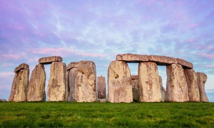  Bãi đá cổ Stonehenge ở Wiltshire, Anh được xây dựng cách đây khoảng 5.000 năm là một trong những bí ẩn lớn nhất. Trong suốt thời gian qua, nhiều chuyên gia, nhà khoa học đã nỗ lực giải mã mục đích người xưa tạo ra công trình này.