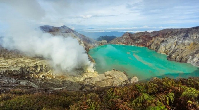 Kawah Ijen là núi lửa khổng lồ còn hoạt động trên đảo Java, Indonesia. Trên miệng núi lửa này có  hồ axit lớn nhất thế giới. Nước hồ có độ pH thấp hơn 0,3 ở nhiều nơi trong hồ do chất lỏng thủy nhiệt bốc lên từ bên trong vỏ Trái Đất. Điều này khiến nước chứa đầy khoáng chất cũng như axit sulfuric và axit hydrochloric. Ảnh: Evgenii Ivkov via Getty Images.