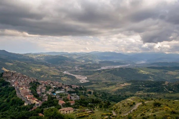 Nằm ở vùng Basilicata, Italy,  thị trấn dính lời nguyền Colobraro hấp dẫn những du khách tới tìm hiểu những điều huyền bí, gây tò mò về nơi này. Ảnh: Gaetano Virgallito/cc by-nd 2.0.