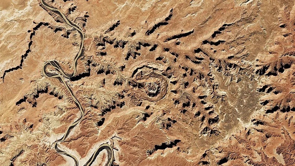 Upheaval Dome là khối đá khổng lồ nằm ở bang Utah, Mỹ. Các phi hành gia trên Trạm Vũ trụ Quốc tế (ISS) đã chụp ảnh  cấu trúc đá giống chiếc rốn này vào năm 2007. Ảnh: USGS/NASA Landsat data/Orbital Horizon/Gallo Images/Getty Images.