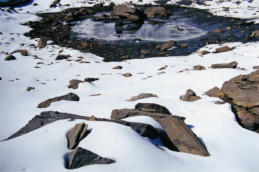 Còn gọi là " hồ xương người", hồ Roopkund nằm trên dãy Himalaya ở độ cao 5.029m so với mực nước biển. Với chiều rộng khoảng 40m và sâu khoảng 3m, hồ nước nổi tiếng Ấn Độ này là nơi hàng trăm bộ xương người được phát hiện khi nước cạn. Ảnh: Dinodia Photos / Alamy Stock Photo.