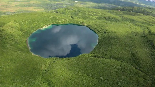 Miệng hố Savonoski là một  hố hình tròn hoàn hảo nằm ở Tây Nam Alaska mà các nhà khoa học gặp nhiều khó khăn trong việc giải mã do thiếu bằng chứng địa chất. Ảnh: NPS photograph by Kaiti Critz.