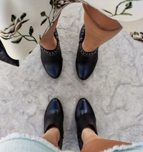 Đó là trào lưu chụp ảnh tự sướng "Shoefie". "Shoefie" được ghép từ chữ "shoes" và "selfie", với ý nghĩa những bức ảnh "tự sướng" với giày.