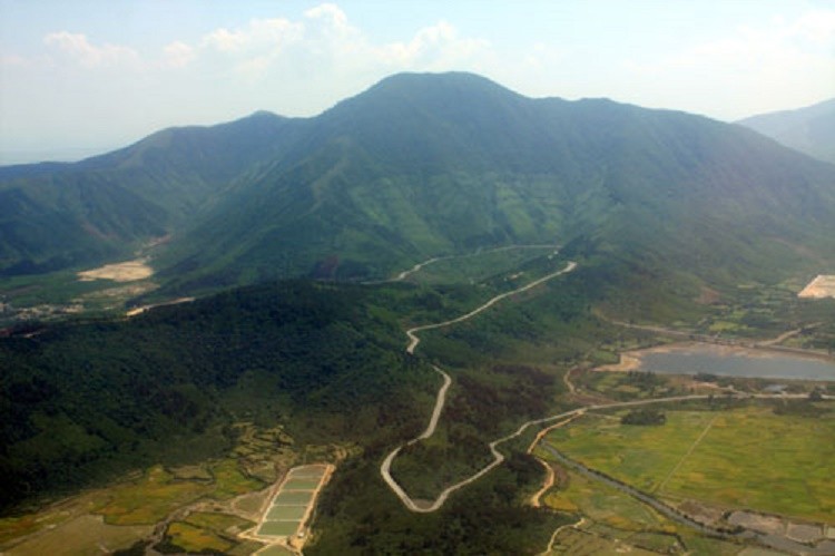 Đèo Ngang nằm trên núi Hoành Sơn, nối liền hai tỉnh Hà Tĩnh - Quảng Bình, nơi đây là địa danh quen thuộc, có trong thơ ca của Bà Huyện Thanh Quan và là thắng cảnh nổi tiếng ở miền Trung với rất nhiều di tích lịch sử.