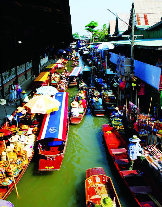 Khu chợ nổi Damnoen Saduak nằm ở Ratchaburi (Thái Lan). Tại đây bán rất nhiều các mặt hàng, từ rau cỏ đến các món ẩm thực, mũ nón... Bên cạnh đó, nét độc đáo của khu chợ nổi này là hàng loạt ghe thuyền bán đồ ăn với những nồi nước dùng sôi sục, bập bềnh trên sông nước.