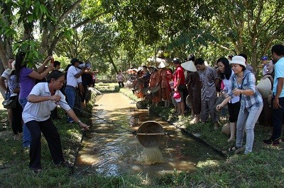 Hoạt động tát mương bắt cá ở Khu du lịch sinh thái Nhân Tâm (xã Diên Xuân, huyện Diên Khánh, Khánh Hòa) thu hút du khách với những dụng cụ đánh bắt cá thô sơ được làm từ tre nứa như gầu giai, nơm, giỏ...