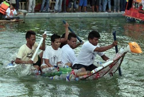 Thuyền tự chế...