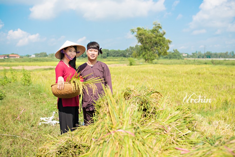 Cô dâu Trần Quỳnh, 27 tuổi, là chuyên viên tư vấn tại một trung tâm thẩm mỹ lớn tại Hà Nội. Bạn đời của cô là Thanh Tuấn, nhân viên văn phòng. "Có duyên mới gặp, có nợ mới yêu" mà hai anh chị đã gắn bó với nhau suốt 9 năm qua. Trong ảnh, cặp uyên ương chụp ảnh cưới trên cánh đồng ở làng cổ Đường Lâm. Ảnh: Urchin Studio.