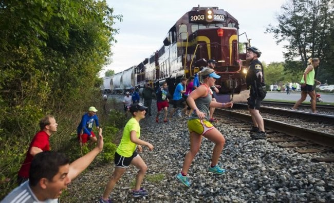 Tại Columbus, Indiana (Mỹ) tuần vừa qua đã diễn ra một giải thi chạy marathon và hành trình cuộc cuộc đua cắt ngang qua một đường ray. Đúng lúc cuộc đua đang diễn ra gay cấn thì đoàn tàu đi ngang qua gây ra một sự hỗn loạn chưa từng thấy, một số người tham gia cuộc đua đã bất chấp nguy hiểm chạy qua đường ray khi tàu vẫn đang đi để nước rút về đích.