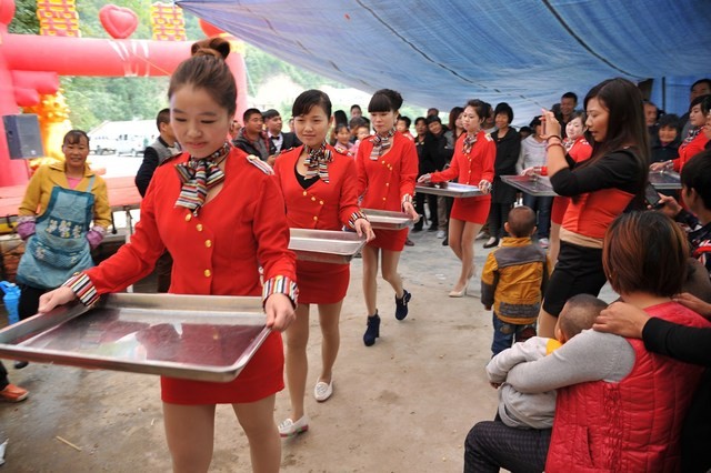 Tại làng Duba, thành phố Ankang, tỉnh Thiểm Tây, Trung Quốc một đám cưới quê đã khiến dư luận xôn xao với cảnh tượng hàng chục cô "tiếp viên hàng không" tham gia bưng bê, phục vụ bàn đám cưới.