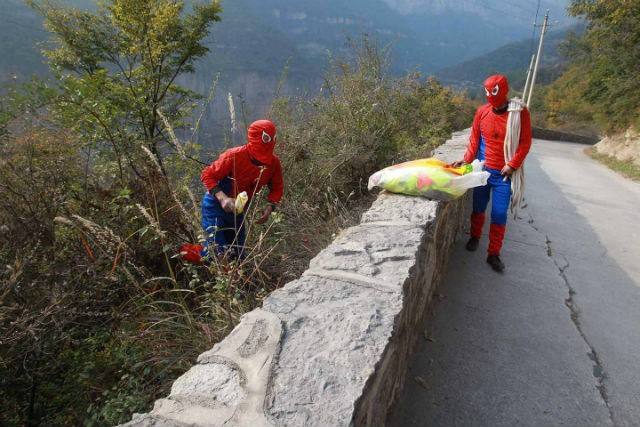 Trong vài ngày qua, hai công nhân vệ sinh là Liu Jiancheng và Zhang Chengqing đã thu hút được sự chú ý của nhiều du khách đến tham quan danh lam thắng cảnh ở núi Taihang, Hà Nam, Trung Quốc. Khách du lịch đã chứng kiến ​​bộ đôi này mặc bộ đồ Người Nhện (Spiderman) trong khi lơ lửng ở vách đá cao 160m để thu nhặt những rác thải mà khách tham quan không có ý thức đã ném xuống sườn núi.