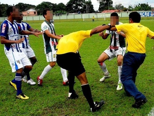 Mới đây, Ricardo Ferreira, hậu vệ đang chơi bóng tại giải Hạng 4 Thụy Sỹ cho CLB Portugal Futebol Clube, đã phải nhận án phạt cấm thi đấu tới... 50 năm sau những hành động nhổ nước miếng và sút bóng vào mặt trọng tài. Ảnh minh họa.