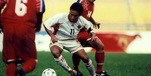 Trong trận đấu giữa Indonesia và Thái Lan tại vòng bảng Tiger Cup 1998, cả Thái Lan và Indonesia đều muốn tránh ĐT Việt Nam ở vòng sau nên bước vào trận đấu, cả hai đội đều muốn thua. Khi tỷ số đang là 2-2 thì phút 90’ cầu thủ Mursyid Effendi bên phía Indonesia tự dẫn bóng về lưới nhà và sút tung lưới một cách trắng trợn. Ảnh: Bola.