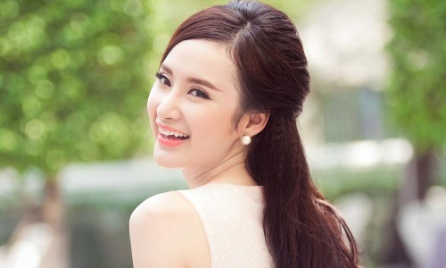  Angela Phương Trinh. Bảng điểm trong sổ học bạ của Phương Trinh năm cấp 2 không đồng đều. Trong các năm lớp 6 và 9, Angela chỉ đạt ngưỡng trung bình.