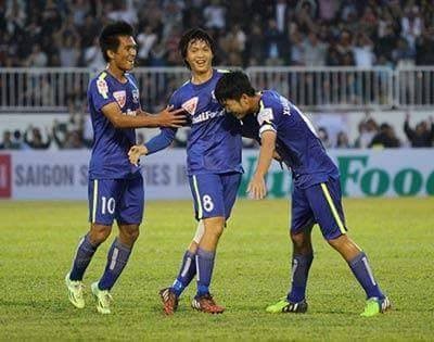 Sau những ngày mong mỏi chờ đợi về lứa cầu thủ U19 HAGL. Người hâm mộ cả nước đã có một bữa tiệc bóng đá thực thụ trên sân Pleiku. Tối qua, trên sân Pleiku, những Công Phượng, Tuấn Anh, Xuân Trường đã làm nên bữa bóng đá trên sân Pleiku.