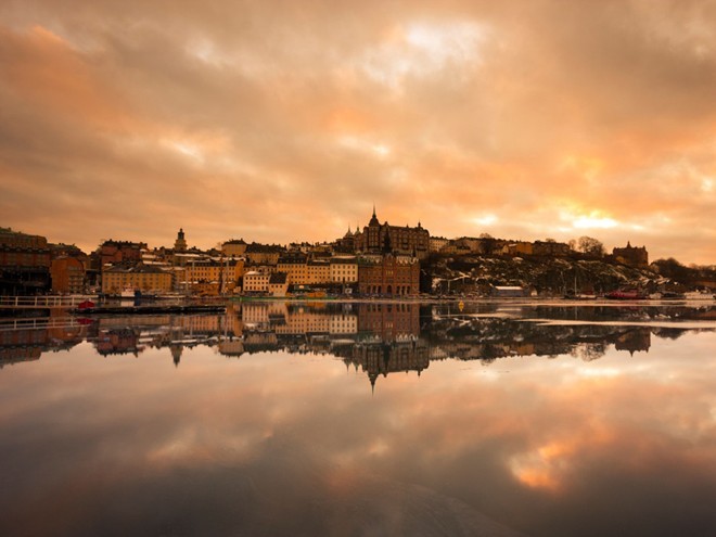  Stockholm, Thụy Điển: Trong ngày dài nhất năm ở đây, Mặt Trời chiếu sáng tới 22h08, tức là tổng cộng sẽ có 18 tiếng 30 phút ánh sáng ban ngày. Sau một mùa đông dài và lạnh giá, người Scandinavia sẽ ra ngoài  ăn mừng đêm trắng vào ngày Hạ chí (21 tháng 6) khi bầu trời có màu vàng đỏ suốt cả đêm. Skasen, bảo tàng ngoài trời khổng lồ của thành phố, mở cửa tới tận 10h đêm, mọi người ra ngoài ăn tối và khiêu vũ.