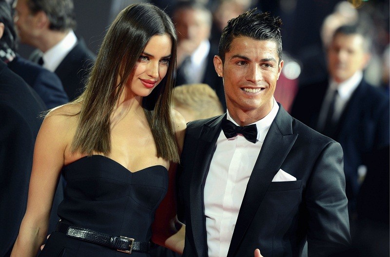  Cristiano Ronaldo và Irina Shayk: Siêu mẫu Nga Irina Shayk là mối tình lâu nhất của Ronaldo. Cặp đôi quen biết, yêu nhau và bắt đầu gắn bó từ năm 2010. Sau 5 năm yêu đương mặn nồng, những tưởng người hâm mộ sẽ được chứng kiến đám cưới đình đám của cặp đôi hot nhất làng bóng thế giới. Thế nhưng, ngôi sao Real và chân dài xứ Bạch Dương đã “đường ai nấy đi” trong sự ngỡ ngàng và tiếc nuối của tất cả mọi người.