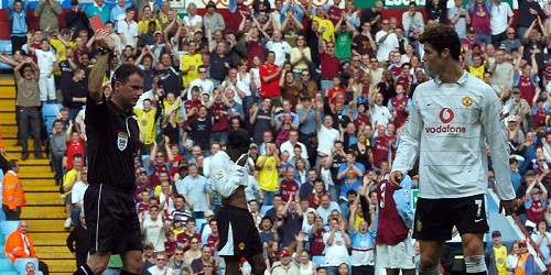 Aston Villa vs Manchester United (5/ 2004):  Thẻ đỏ đầu tiên của Ronaldo đến ở trận đấu trên sân Villa Park trong ngày cuối cùng của mùa giải 2003-04. Cầu thủ người Bồ Đào Nha đã mở tỷ số ở phút thứ tư với một cú sút xa nhưng sau đó anh đã bị truất quyền thi đấu do phải nhận thẻ vàng thứ hai ở phút 85 vì hai thẻ vàng do hai lỗi ăn vạ và cầu giờ.