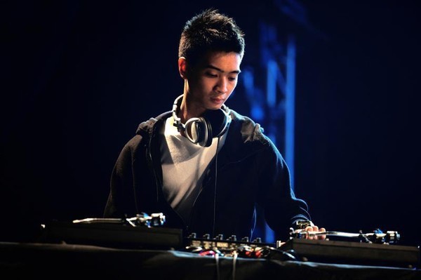  Producer – Slim V. nằm trong đội thi của Sơn Tùng M-TP và DJ Trang Moon trong The Remix 2015. Slim V tên thật Cao Văn Vịnh, SN 1988, tốt nghiệp khoa Sáng tác học viện Âm nhạc Quốc gia Việt Nam. Hiện tại, công việc chủ yếu của Slim V là 1 nhà sản xuất âm nhạc, sáng tác. Ngoài ra, anh còn chơi DJ tại các sự kiện, festival.