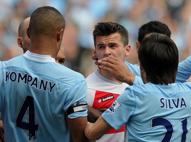 Joey Barton là tiền vệ đang khoác áo QPR. Trong thành tích bất hảo của mình, Barton từng hành hung các đồng đội cũ là Oussmane Dabo và Morten Gamst Pedersen. Đi đến đâu, Barton gây chuyện đến đó và đã có lần phải ngồi tù tới 77 ngày vì  những hành động côn đồ của mình.