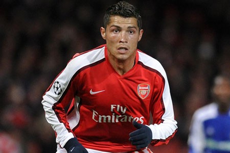 Năm 2002, Arsenal đứng trước cơ hội lớn để sở hữu  Cris Ronaldo khi cầu thủ này đang còn thi đấu trong màu áo của Sporting Lisbon. Thậm chí tháng 11/2002, CR7 đã được HLV Wenger của Arsenal mới sang thăm quan sân tập Colney của CLB này và trò chuyện cùng BHL.