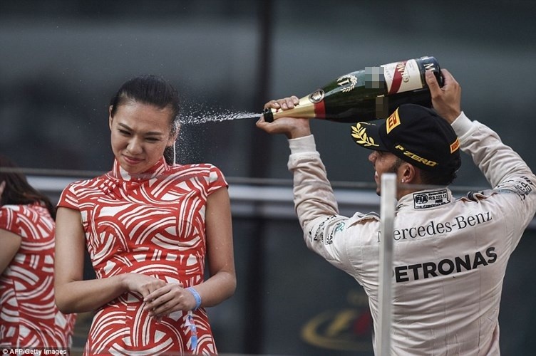 Mới đây, Lewis Hamilton đăng quang một cách thuyết phục tại giải Grand Prix Trung Quốc tổ chức ở Thượng Hải. Tuy nhiên, thông tin ca tụng Lewis vô địch lại bị những lời chỉ trích, chê bai thiếu tôn trọng phụ nữ che lấp. Ngôi sao của đường đua phải nhận vô số "gạch đá" vì hành động phụt sâm panh vào mặt một mẫu nữ để ăn mừng chiến thắng.