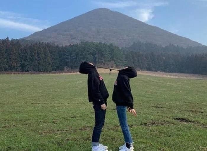  Trào lưu chụp ảnh couple hoodie bắt nguồn từ Hàn Quốc mới đây đang "gây sốt" CĐM và được nhiều cặp đôi thực hiện.