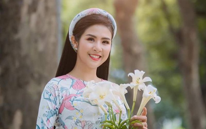 Sau 9 năm đăng quang,  Hoa hậu Ngọc Hân ngày càng xinh đẹp và phát triển sự nghiệp với vai trò một nhà thiết kế. Trước đó cô bị ném đá nhiều lần vì quá mờ nhạt trong nhiệm kì hoa hậu.